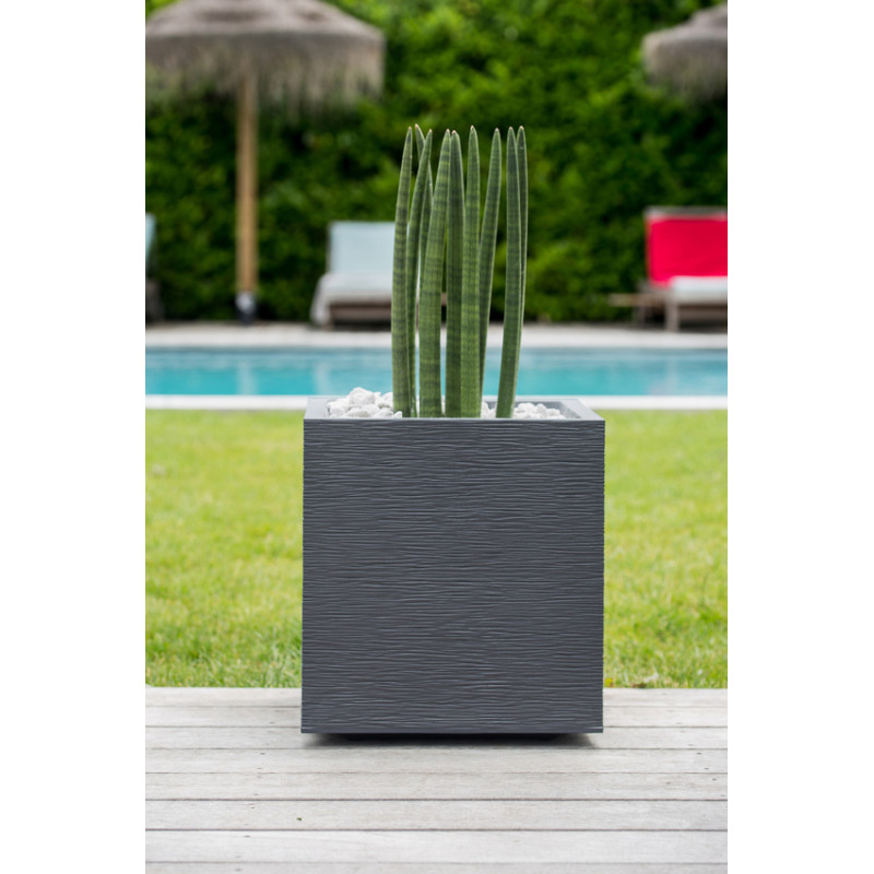 Le Pot De Fleur Carre En Plastique Bas 31l Jardin Et Saisons